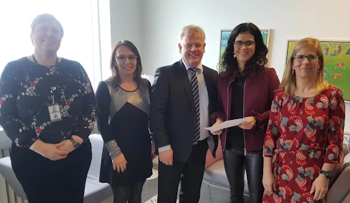 Erla Sigríður Gestsdóttir, Bjarkey Olsen, Haraldur Benediktsson og Hólmfríður Sveinsdóttir afhenda Þórdísi Kolbrúnu R. Gylfadóttur skýrsluna