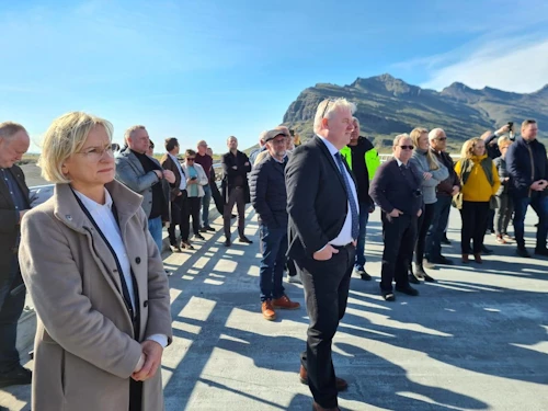 Opnunarathöfn Vegagerðarinnar var haldin á nýrri brú yfir Steinavötn en auk hennar voru formlega opnaðar brýr yfir Fellsá, Kvíá og Brunná.