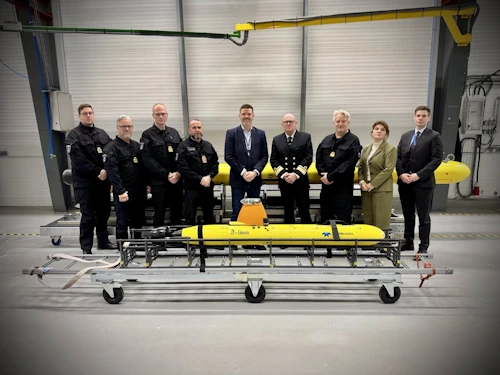 Georg Lárusson, forstjóri Landhelgisgæslunnar, og Stefán Reynisson, framkvæmdastjóri Teledyne Gavia, ásamt fulltrúum frá varnarmálaskrifstofu utanríkisráðuneytisins og Landhelgisgæslunni við afhendinguna í dag.