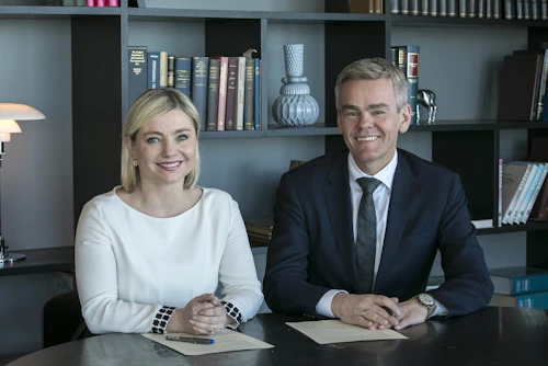 Lilja Alfreðsdóttir mennta- og menningarmálaráðherra og Ármann Þorvaldsson forstjóri Kviku.