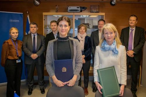 Þórdís Kolbrún Reykfjörð Gylfadóttir og Kerin Ann Burns Ayyalaraju ásamt íslensku samninganefndinni. 