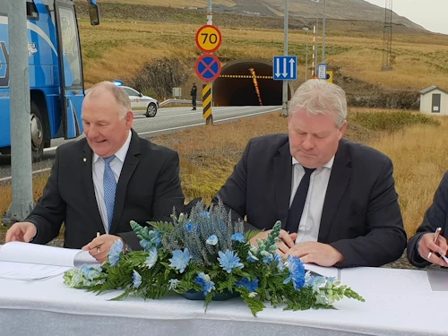 Gísli Gíslason, stjórnarformaður Spalar ehf. og Sigurður Ingi Jóhannsson samgöngu- og sveitarstjórnarráðherra