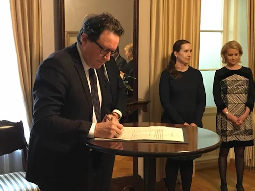 Kristján Þór Júlíusson staðgengill forsætisráðherra undirritar á skinn undir sameiginlega kveðju forsætisráðherra Norðurlanda til Finnlands vegna 100 ára sjálfstæðisafmælis