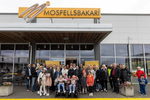 Stór og öflugur hópur kom að uppsetningu rampsins og opnunar hans í Mosfellsbæ, þ.á m. systurnar og fjölskylda hennar, starfsfólk bæjarins og aðstandendur verkefnisins Römpum upp Ísland.