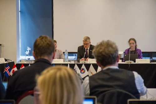 Einar Gunnarsson, sendiherra og formaður embættisnefndar Norðurskautsráðsins, ávarpar fundinn.
