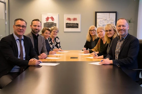 Frá vinstri til hægri: Willum Þór Þórsson, heilbrigðisráðherra, Einar Þorsteinsson, borgarstjóri, Unnur Sverrisdóttir, forstjóri Vinnumálastofnunar, Sigríður Dóra Magnúsdóttir, forstjóri Heilsugæslu höfuðborgarsvæðisins, Huld Magnúsdóttir, forstjóri Tryggingastofnunar, Vigdís Jónsdóttir, forstjóri VIRK, Heiða Björg Hilmisdóttir, formaður Sambands íslenskra sveitarfélaga og Guðmundur Ingi Guðbrandsson, félags- og vinnumarkaðsráðherra.