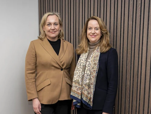 Þorbjörg S. Gunnlaugsdóttir dómsmálaráðherra og Amy Pope aðalframkvæmdastjóri Alþjóðlegu fólksflutningastofnunarinnar