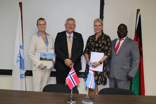 Ingrid Marie Mikelsen sendiherra Noregs, Paul Turnbull umdæmissstjóri WFP, Inga Dóra Pétursdóttir forstöðukona íslenska sendiráðsins og Charles Kalemba ráðuneytisstjóri sveitastjórnarráðuneytisins eftir undirritun samningsins í gær. Ljósmynd: WFP