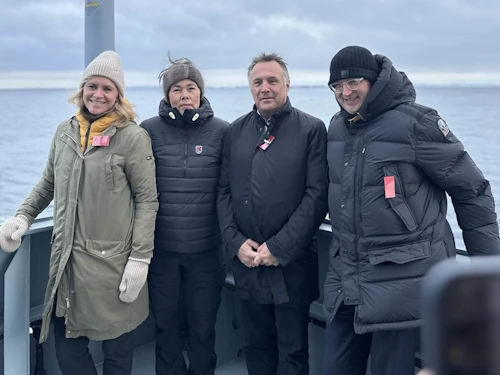 Þorgerður Katrín Gunnarsdóttir utanríkisráðherra, Vivian Motzfeldt, utanríkisráðherra Grænlands, Tore O. Sandvik, varnarmálaráðherra Noregs, og Troels Lund Poulsen, varnarmálaráðherra Danmerkur fylgjast með varnaræfingunni Arctic Light 2025 úti fyrir ströndum Grænlands.