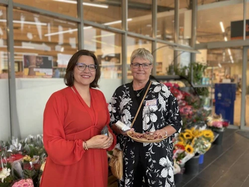 Eliza Reid kaupir fyrsta armbandið í söfnun Barnaheilla sem hófst í dag, 25. september. Söfnunin er til styrktar vernd gegn ofbeldi á börnum í Síerra Leóne.