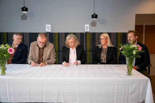 Frá vinstri: Kristján Jón Jónatansson, framkvæmdastjóri Klínikunnar, Sigurður Helgi Helgason, forstjóri Sjúlkratrygginga, Alma D. Möller heilbrigðisráðherra, Hannes Sigurjónsson, læknir hjá Læknahúsinu DEA Medica, og Dagný Jónsdóttir, framkvæmdastjóri Stoðkerfa.