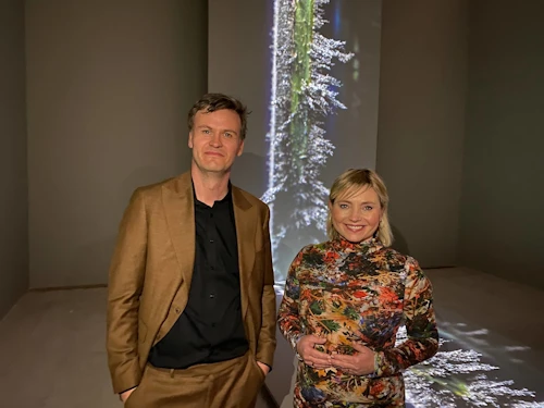 Lilja Dögg Alfreðsdóttir, menningar- og viðskiptaráðherra og Sigurður Guðjónsson við verk Sigurðar á Feneyjatvíæringnum í ár. 