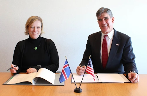Eygló Harðardóttir ráðherra og Robert Cushman Barber sendiherra