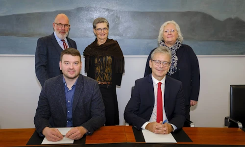 Við undirritun samningsins í Háskóla Íslands í dag. Sitjandi eru Ásmundur Einar Daðason félags- og barnamálaráðherra og Jón Atli Benediktsson, rektor Háskóla Íslands, og standandi frá vinstri eru Gissur Pétursson, ráðuneytisstjóri í félagsmálaráðuneytinu, Hervör Alma Árnadóttir, dósent og varaforseti Félagsráðgjafardeildar, og Guðný Björk Eydal, prófessor og forseti Félagsráðgjafardeildar. MYND/Kristinn Ingvarsson