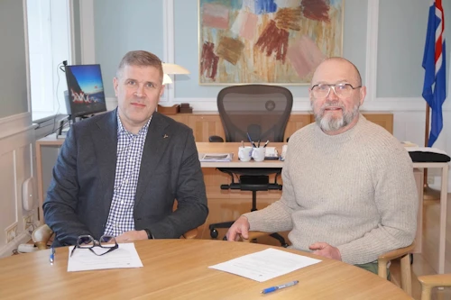 Bjarni Benediktsson, félags- og vinnumarkaðsráðherra og Þorlákur „Tolli“ Morthens við undirritun samningsins. 