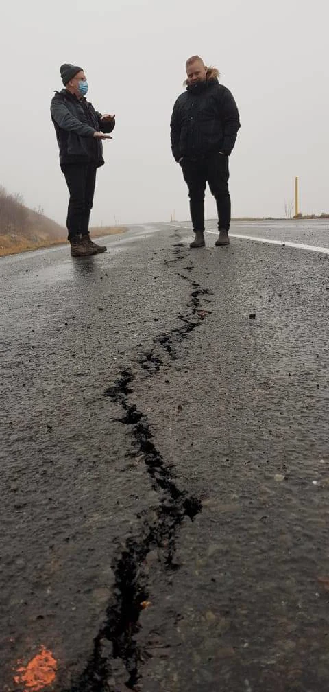 Sprungur í veginum um Oddsskarð ofan byggðarinnar í Eskifirði.