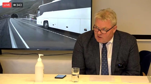 Sigurður Ingi Jóhannsson, samgöngu- og sveitarstjórnarráðherra, flytur ávarp við opnun Dýrafjarðarganga.