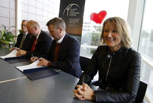 Samningurinn undirritaður