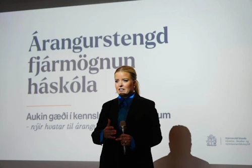 Áslaug Arna Sigurbjörndsóttir, ráðherra háskólamála, kynnir árangurstengda fjármögnun háskóla.