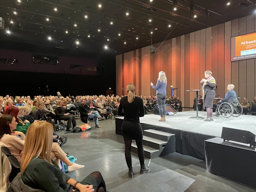 Þuríður Harpa Sigurðardóttir, formaður ÖBÍ réttindasamtaka, flytur erindi. Guðrún Ágústa Guðmundsdóttir, fundarstjóri og aðstoðarmaður félags- og vinnumarkaðsráðherra stendur hjá. 