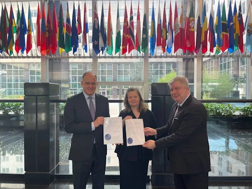 Bergdís Ellertsdóttir sendiherra Íslands gagnvart Bandaríkjunum ásamt Doug Jones og Fracis J. Holleran í bandaríska utanríkisráðuneytinu.