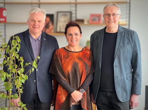 Ágúst Sigurðsson, forstöðumaður Lands og skógar og Jónatan Garðarsson, formaður Skógræktarfélags Íslands færðu Bjarkeyju Olsen Gunnarsdóttir matvælaráðherra íslenskar birkiplöntur við undirritun samningsins. 