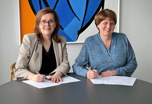 Svandís Svavarsdóttir matvælaráðherra og Ragnheiður Inga Þórarinsdóttir rektor Lbhí undirrita samstarfssamning