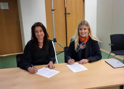 Hólmfríður Sveinsdóttir, rektor Háskólans á Hólum, og Áslaug Arna Sigurbjörnsdóttir, ráðherra háskólamála, við undirritun viljayfirlýsingarinnar.