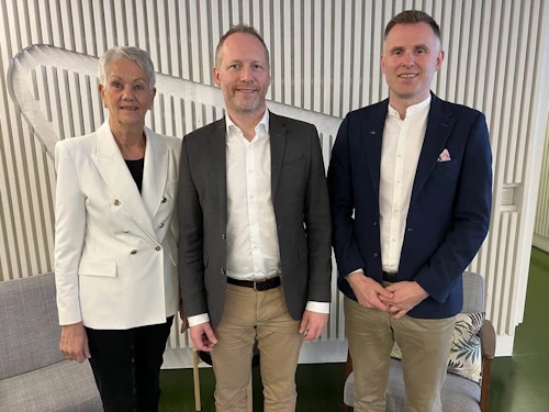 Ragnheiður Ríkharðsdóttir, formaður Alzheimersamtakanna, Guðmundur Ingi Guðbrandsson, félags- og vinnumarkaðsráðherra, og Guðlaugur Eyjólfsson, framkvæmdastjóri Alzheimersamtakanna.