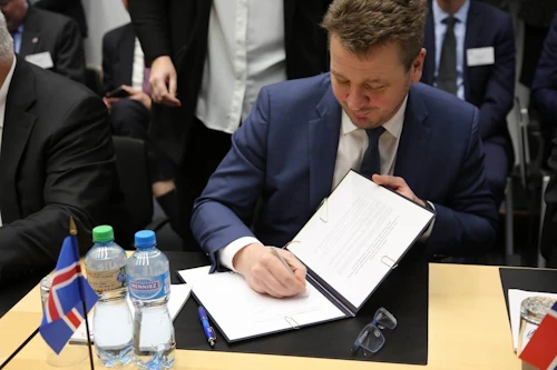 Guðlaugur Þór Þórðarson utanríkisráðherra undirritar yfirlýsingu um lok fríverslunarviðræðna við Indónesíu í nóvember sl.