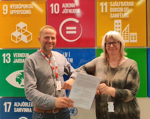 Fulltrúar Rauða krossins og ráðuneytisins eftir undirritun samningsins, Atli Viðar Thorstensen og Ágústa Gísladóttir.