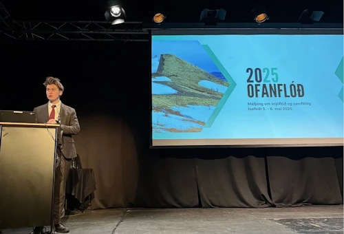 Jóhann Páll Jóhannsson, umhverfis-, orku- og loftslagsráðherra, flytur ávarp á málþingi um Ofanflóð á Ísafirði.