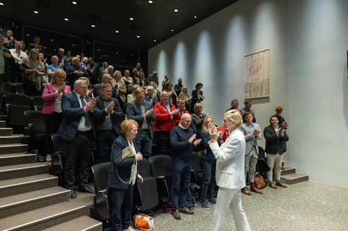 Fundargestir klappa fyrir Ragnhildi Hjaltadóttur í lok ráðstefnunnar.