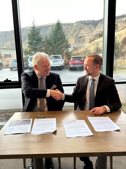 Sigurður Ingi Jóhannsson innviðaráðherra og Einar Freyr Elínarson sveitarstjóri Mýrdalshrepps við undirritun samningsins