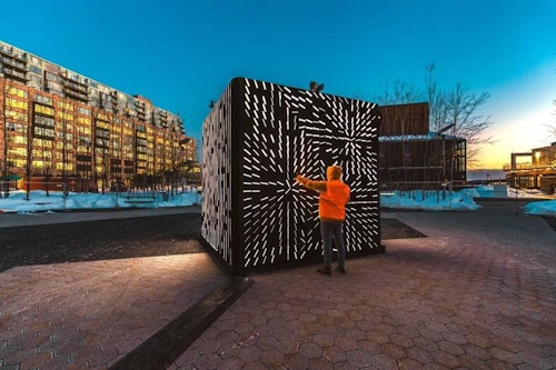 Nordic Lights er hluti af opnun Nordic Bridges og samanstendur af röð ljósverka eftir norræna og kanadíska listamenn sem sett eru upp utandyra við Harbourfront Centre í Toronto. Á myndinni sést verkið „Control no control“ eftir Iregular.