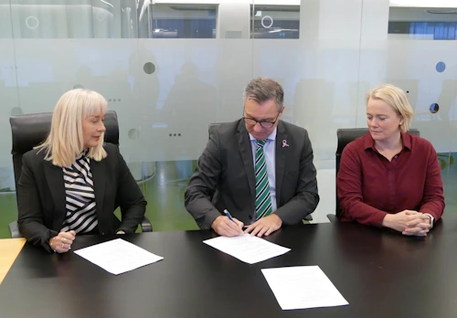 Frá vinstri: Díana Óskarsdóttir forstjóri HSU, Willum Þór Þórsson heilbrigðisráðherra og Guðný Stella Guðnadóttir, sérfræðingur í lyf- og öldrunarlækningum við HSU