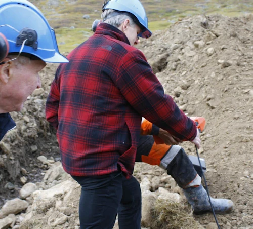 Samgöngu- og sveitarstjórnarráðherra tilbúinn að sprengja og vegamálastjóri fylgist með.