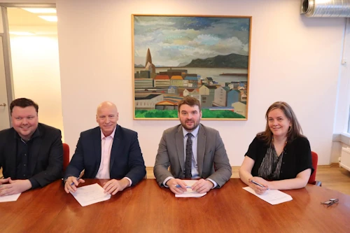 Birkir Jón Jónsson, formaður bæjarráðs Kópavogsbæjar, Ármann Kr. Ólafsson, bæjarstjóri Kópavogs, Ásmundur Einar Daðason, félags- og barnamálaráðherra, Bergsteinn Jónsson, framkvæmdastjóri UNICEF og Þorbjörg Helga Vigfúsdóttir, framkvæmdastjóri Köru Connect ehf. við undirritun samningsins í Ráðherrabústaðnum í dag.