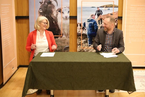 Umhverfis- og auðlindaráðherra, Guðmundur Ingi Guðbrandsson, og formaður stjórnar Svæðisgarðsins á Snæfellsnesi, Björg Ágústsdóttir, við undirritunina.