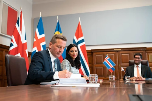 Guðlaugur Þór Þórðarson utanríkis- og þróunarsamvinnuráðherra undirritar samninginn fyrir Íslands hönd