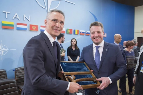 Jens Stoltenberg, framkvæmdastjóri NATO, og Guðlaugur Þór Þórðarson utanríkisráðherra með fundarhamarinn er Ásmundur Sveinsson myndhöggvari mótaði í upphafi, en Jón Benediktsson skar út eftirgerð að.
