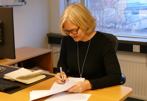 Ásta Valdimarsdóttir ráðuneytisstjóri undirritar samninginn