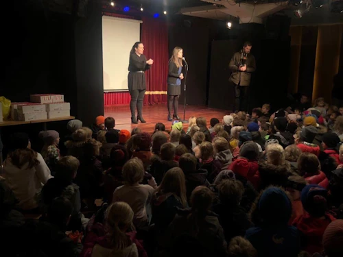 Katrín Jakobsdóttir, forsætisráðherra,  ávarpar börn sem tóku þátt í réttindagöngu barna