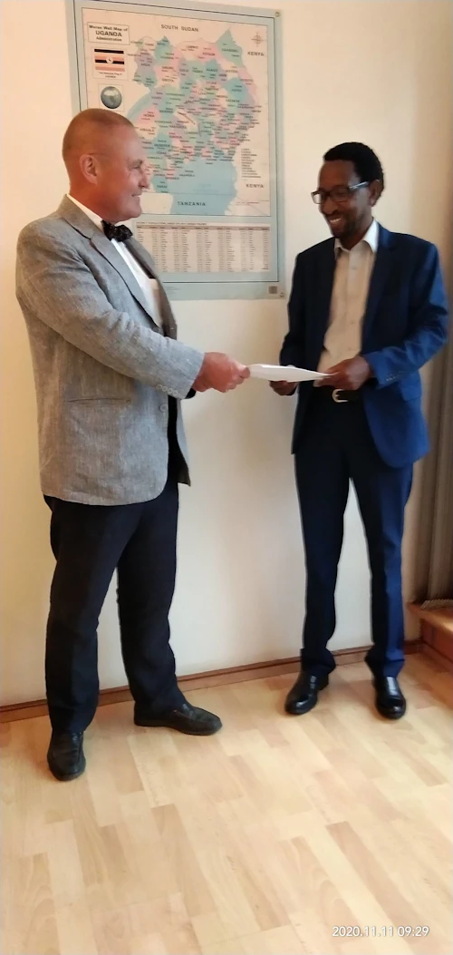 Finnbogi Rútur Arnarson og Fredrick Mwesigye frá FENU eftir undirritun samningsins.