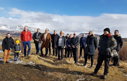 Ráðherra og ráðuneytisstjóri ásamt fulltrúum bæjarstjórnar og umhverfisnefndar Mosfellsbæjar, starfsmönnum  sveitarfélagsins og fulltrúum Umhverfisstofnunar sem voru viðstaddir friðlýsinguna.