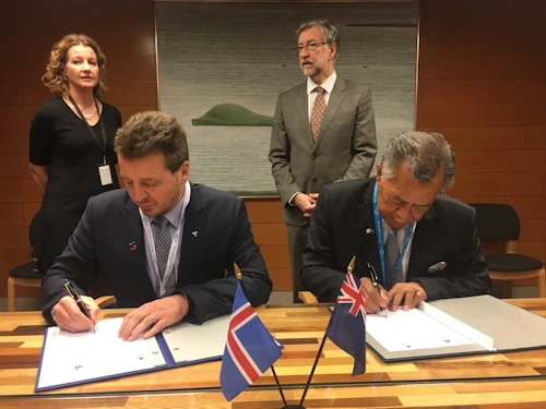 Guðlaugur Þór og Henry Puna undirrita yfirlýsinguna