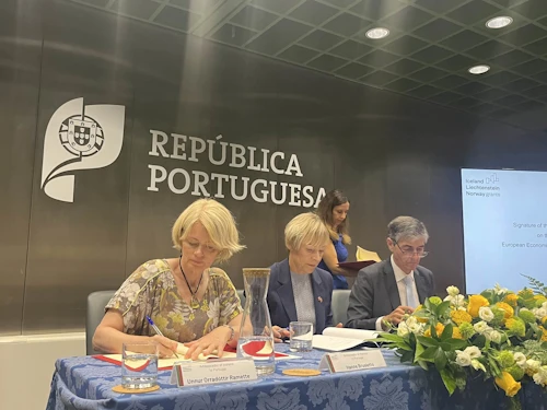 Unnur Orradóttir Ramette, sendiherra Íslands gagnvart Portúgal, við undirritunina í síðustu viku.