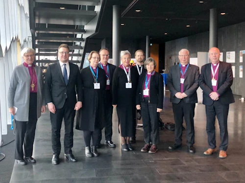 Ráðherra ásamt norrænu biskupunum.