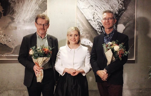 Eiríkur Rögnvaldsson handhafi Verðlauna Jónasar Hallgrímssonar 2018, Lilja Alfreðsdóttir mennta- og menningarmálaráðherra og Aðalsteinn Ásberg Sigurðsson sem tók við viðurkenningu vegna verkefnisins Skáld í skólum