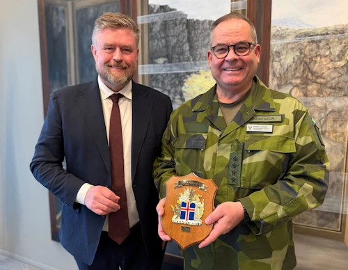 Jónas G. Allansson, skrifstofustjóri varnarmálaskrifstofu utanríkisráðuneytisins, ásamt Gen. Michael Claesson, yfirmanni sænska heraflans.